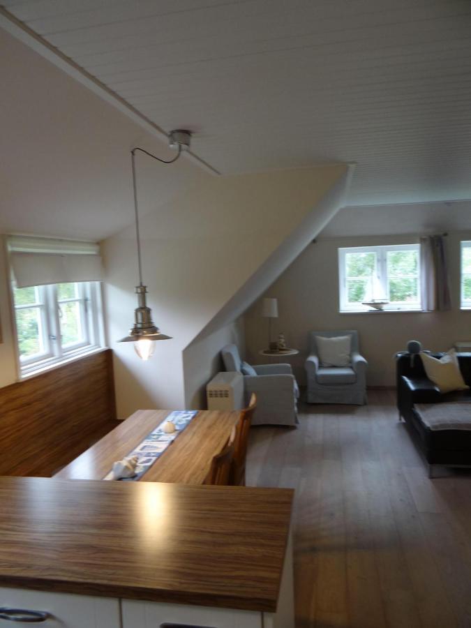 Ferienwohnung-Dg-Im-Reetdachhaus-Im-Ort-Welt 외부 사진